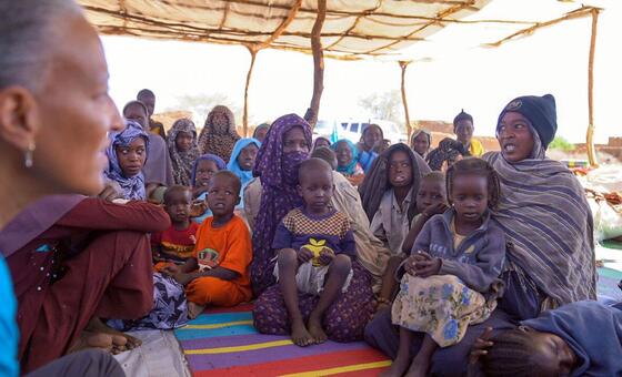 الشابة السودانية ضحى البالغة من العمر 17 عاما (على اليمين) تتحدث مع مسؤولة في اليونيسف في مركز في منطقة طويلة، يستقبل الفارين من العنف في الفاشر.